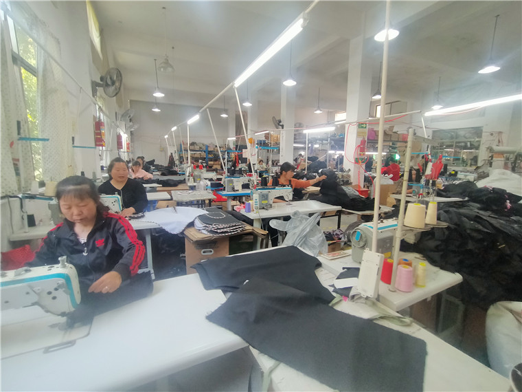 休宁县璜尖乡 80后返乡创业打造服装加工厂，带动50名村民共走致富路